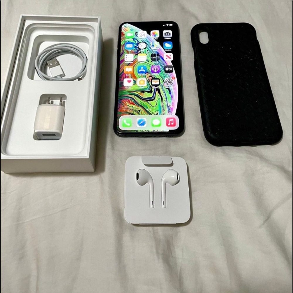 Iphone 11 pro max (still like new)